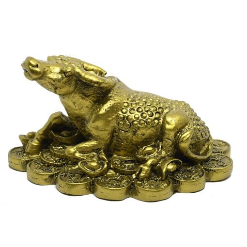 Figura feng shui buey o búfalo sentado sobre monedas y pepitas para el bienestar