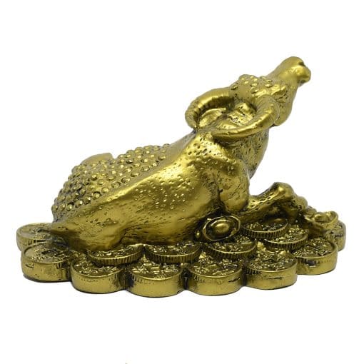 Figura feng shui buey o búfalo sentado sobre monedas y pepitas para el bienestar