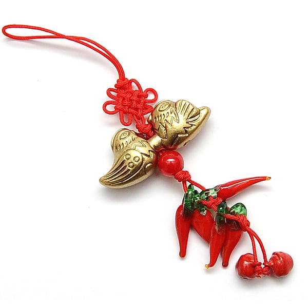 Amuleto con pato mandarín y pimientos rojos