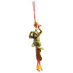 Amuleto protector con el mono y monedas chinas para abundancia