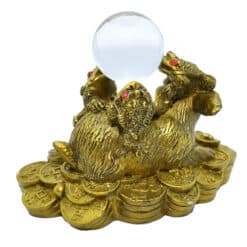 Figura conejo dorado sobre monedas con tres ranas de la suerte  - modelo 1