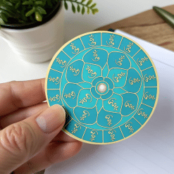 Sticker adhesivo pequeño con 28 sílabas HUM – Remedio contra el mal y los peligros ocultos