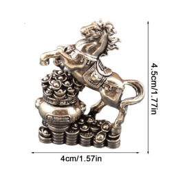 Figura Feng Shui del Caballo 2026 con monedas y olla de la abundancia